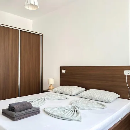 The Melting Horizon Apartment