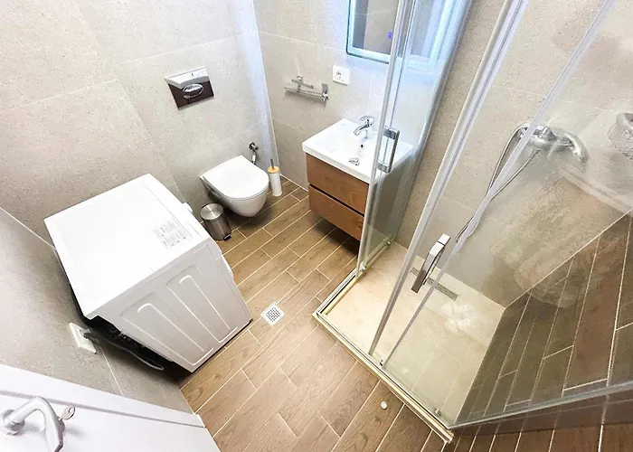 The Melting Horizon Golem (Tirana)