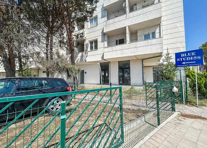 The Melting Horizon Apartment