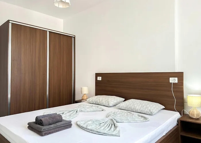 The Melting Horizon Apartment